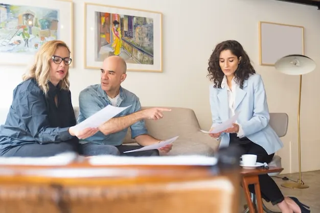 Equipe jurídica analisando um caso